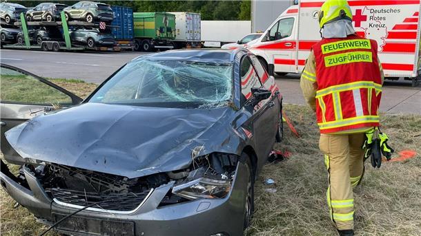 Fahrer flüchtet nach schwerem Unfall auf A27 bei Hagen - Beifahrer sehr schwer verletzt Das Auto war völlig zerstört, nachdem es sich mehrfach überschlagen hatte.