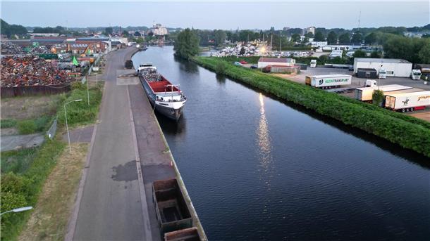 Das Auto wurde im Kanal von Winschoten nahe der deutschen Grenze entdeckt.