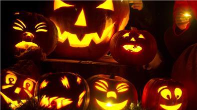 Party in Grusel-Ambiente: „Halloween in the Factory“ in Nordenham Bild von Kürbissen, in die schaurige Gesichter geschnitzt sind.