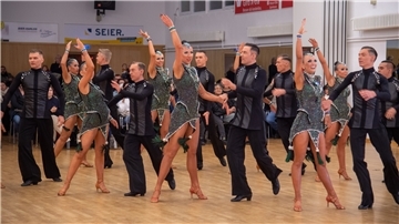 Das B-Team der TSG Bremerhaven tanzt bei der Generalprobe im Tanzsportzentrum.