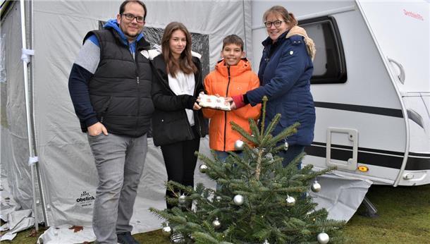 Familienfoto vor dem Wohnwagen
