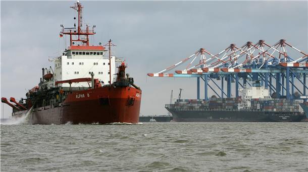 Das Baggerschiff "Alpha B" ist vor dem Containerterminal Bremerhaven zur Vertiefung der Außenweser unterwegs.