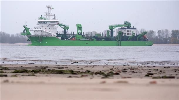 Das Baggerschiff "Bonny River" fährt auf der Elbe.
