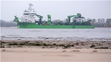 Das Baggerschiff "Bonny River" fährt auf der Elbe.