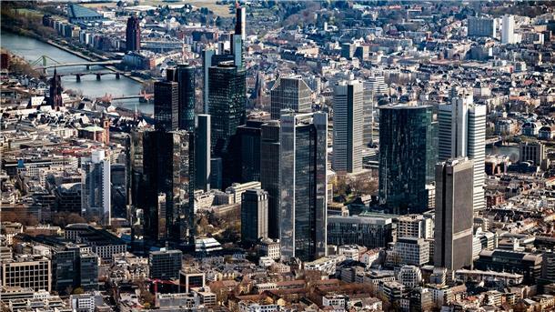 Das Bankenviertel in Frankfurt am Main (Symbolbild). Bundesbank und Bafin haben die Ertragslage und Widerstandsfähigkeit der etwa 1300 Institute, die sie direkt beaufsichtigen, unter Stressbedingungen untersucht.