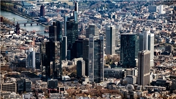 Das Bankenviertel in Frankfurt am Main (Symbolbild). Bundesbank und Bafin haben die Ertragslage und Widerstandsfähigkeit der etwa 1300 Institute, die sie direkt beaufsichtigen, unter Stressbedingungen untersucht.