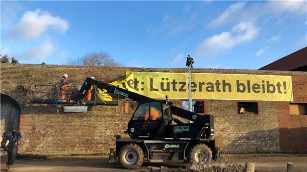 Tunnel bereiten Polizei in Lützerath Probleme Das Banner „Lützerath bleibt!“ wird entfernt.