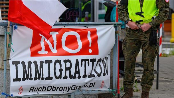 Polen und Deutsche kontrollieren Reisende an der Grenze Das Banner stammt von der rechtsradikalen „Bewegung zur Verteidigung der Grenzen“, die zu eigenmächtigen Grenzpatrouillen aufruft.
