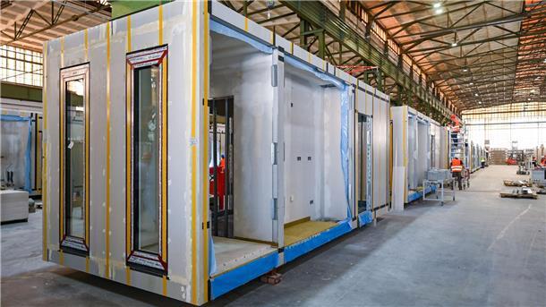 Auf der Baustelle wird das Haus zusammengesetzt Das Bauen mit Fertigteilen spart Zeit auf der Baustelle.