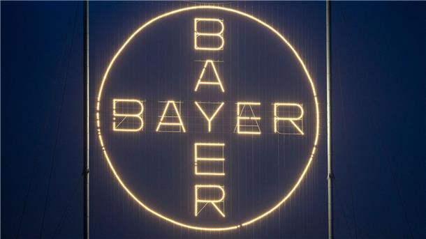 Bayer hat seit Jahresbeginn 3200 Stellen abgebaut Das Bayer-Kreuz, das Logo des Unternehmens, leuchtet auf dem Werksgelände von Bayer in Leverkusen.