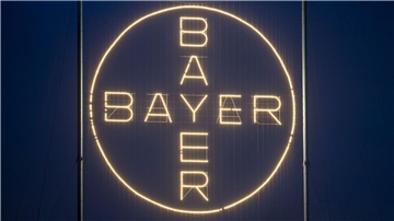Das Bayer-Kreuz, das Logo des Unternehmens, leuchtet auf dem Werksgelände von Bayer in Leverkusen.