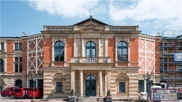 Geschäftsführer verteidigt teurere Bayreuth-Tickets Das Bayreuther Festspielhaus, Spielstätte der Bayreuther Festspiele.