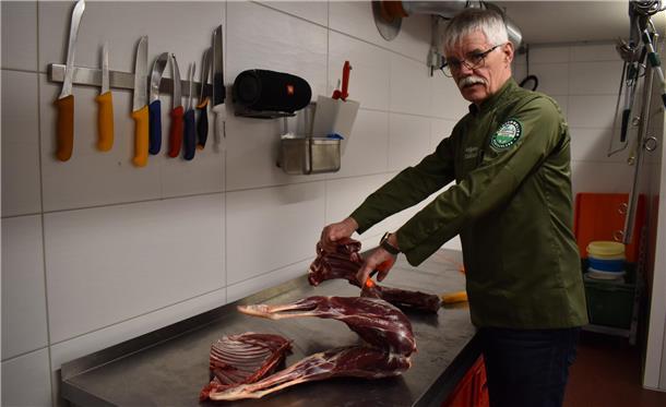 Das Becken öffnet der passionierte Jäger Wolfgang Kliebisch nicht mehr, bevor er das Reh in die Kühlung hängt. Denn dann bleibt die Keule zarter.