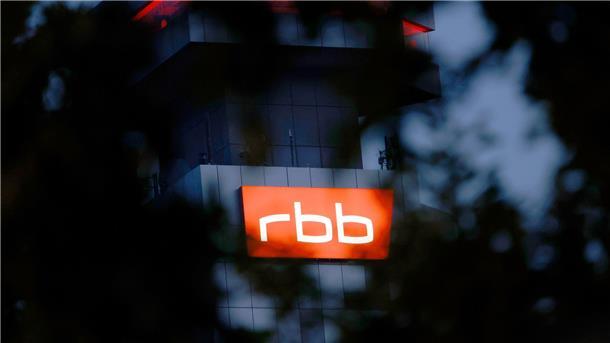 RBB-Affäre: Generalstaatsanwaltschaft weitet Ermittlung aus Das beleuchtete Logo des Senders Rundfunk Berlin-Brandenburg (RBB) ist an der Fassade am Sitz des Senders zu sehen.