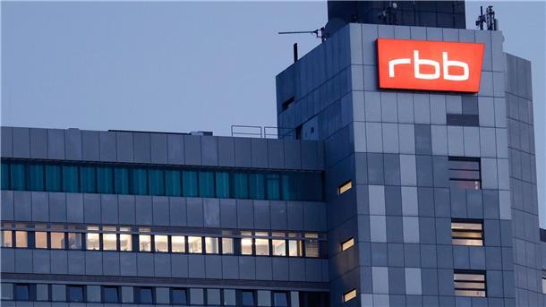 RBB: Zwei Leitungsmitglieder sollen Amt ruhen lassen Das beleuchtete Logo des Senders Rundfunk Berlin-Brandenburg (RBB) ist an der Fassade am Sitz des Senders an der Masurenallee angebracht.
