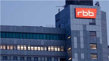 Das beleuchtete Logo des Senders Rundfunk Berlin-Brandenburg (RBB) am Sitz des Senders an der Masurenallee in Berlin.