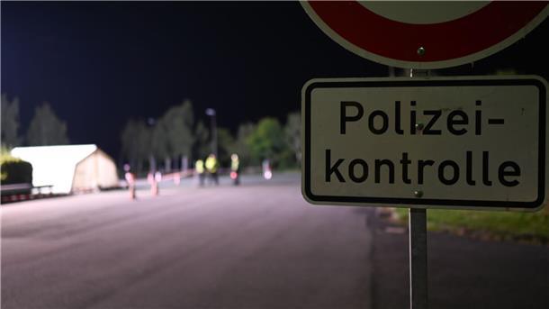 Grenzkontrollen zu den Niederlanden ohne große Staus Das beleuchtete Zelt der Kontrollstelle ist schon von weitem zu sehen.