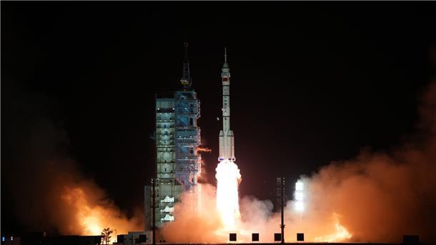 Viele ehrgeizige Missionen ins All geplant Das bemannte Raumschiff „Shenzhou 15“ auf der Trägerrakete „Langer Marsch 2F“ hebt ab. China verfolgt noch weitere ehrgeizige Ziele im All.