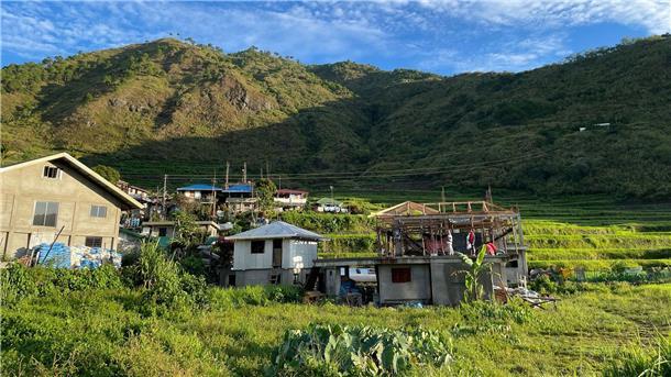 Tattoo-Kunst mit 106: Zu Besuch bei Vogue-Covergirl Whang-Od Das Berg- und Heimatdorf von Maria Oggay auf den Philippinen. Dort kommen mittlerweile viele Touristinnen und Tourstinen hin - für ein Tattoo.