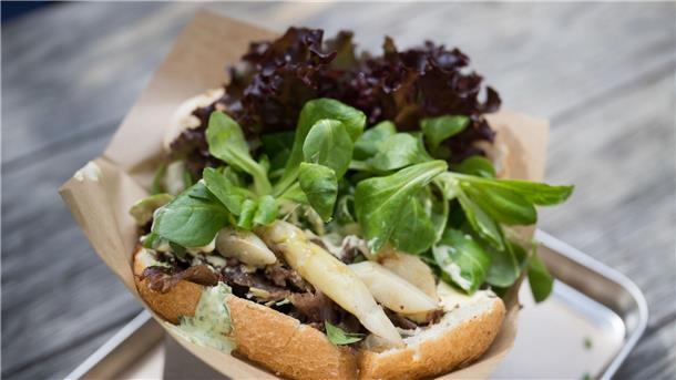 Döner komplett? Nein, bitte mit Spargel Das Berliner Restaurant „Kebap with attitude“ hat zur Spargelsaison nun auch den „Döner Beelitzer Art“ im Angebot.