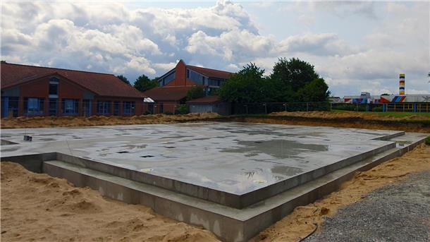 Das Betonfundament ist gegossen: Nach Fertigstellung einer neuen Mensa und weiterer Klassenräume wird die Grundschule am Wilden Moor voraussichtlich zum Schuljahr 2026/2027 in den offenen Ganztagsschulbetrieb wechseln.