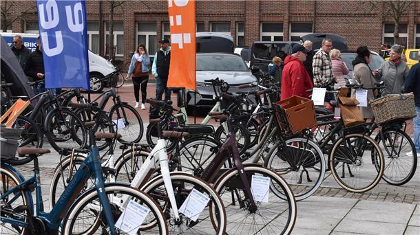 Das Bild auf dem Marktplatz war geprägt von E-Bikes und Neuwagen von sechs Autohändlern.