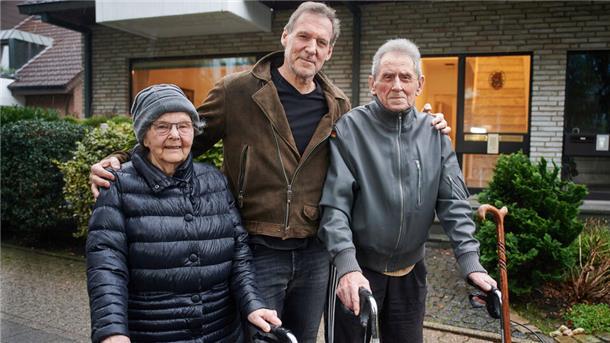 Das Bild aus dem Jahr 2021 zeigt Schauspieler Ralf Moeller, der seinen mittlerweile verstorbenen Vater Helmut und seine Mutter Ursula aus dem gemeinsamen Haus begleitet. Seinen Eltern hat Moeller heimlich veganes Essen untergejubelt.