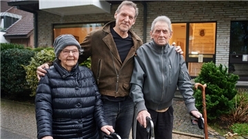 Das Bild aus dem Jahr 2021 zeigt Schauspieler Ralf Moeller, der seinen mittlerweile verstorbenen Vater Helmut und seine Mutter Ursula aus dem gemeinsamen Haus begleitet. Seinen Eltern hat Moeller heimlich veganes Essen untergejubelt.