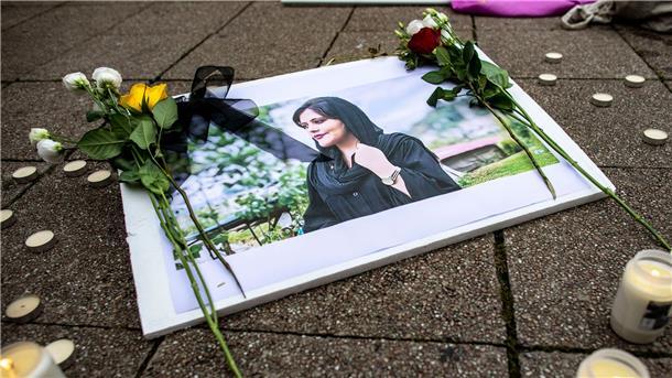 Das Bild der verstorbenen Iranerin Mahsa Amini bei einer Kundgebung in der deutschen Stadt Essen.