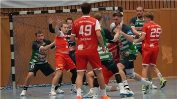 Das Bild täuscht. So kompakt wie in dieser Abwehraktion, zeigte sich der Regionalliga-Absteiger nur selten.