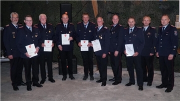 Das Bild zeigt die Geehrte mit den Führungskräften der Feuerwehr.