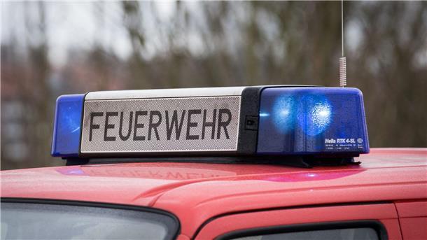 Das Blaulicht eines Feuerwehrautos leuchtet an einem Einsatzort.