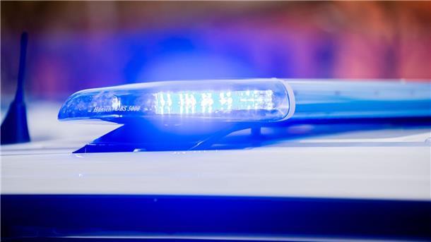Das Blaulicht eines Polizeifahrzeuges leuchtet.