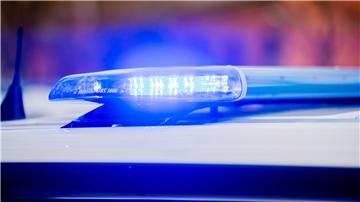 Das Blaulicht eines Polizeifahrzeuges leuchtet.