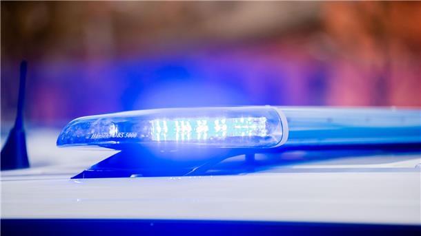 Mann hält Frau in Wohnung fest: Festnahme Das Blaulicht eines Polizeifahrzeuges leuchtet.