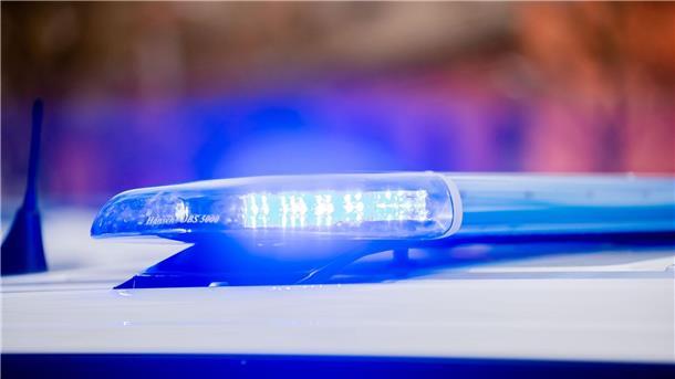 Das Blaulicht eines Polizeifahrzeuges leuchtet.