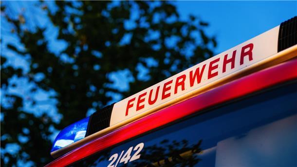 Das Blaulicht leuchtet auf dem Dach eines Einsatzfahrzeugs der Feuerwehr.