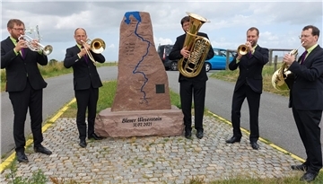 Fünf Musiker vor dem Weserstein.