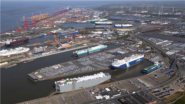 Das BLG Autoterminalin Bremerhaven aus der Luft.