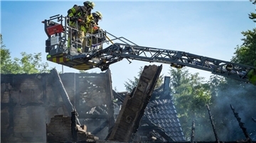 Das Bootshaus in Speckenbüttel ist ausgebrannt. Anwohner und Eigentümer sind schockiert.
