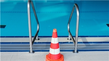 Das Braker Hallenbad öffnet wieder. Allerdings unter strengen Auflagen. Die sind von Besuchern einzuhalten. Symbolfoto
