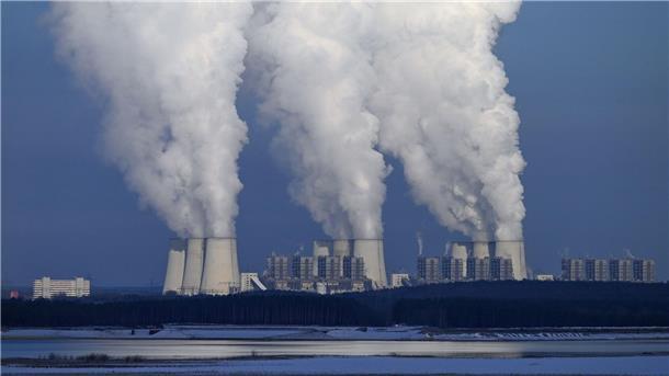 Das Braunkohlekraftwerk Jänschwalde in Brandenburg. Der weltweite Ausstieg aus Kohle, Öl und Gas ist eines der strittigsten Themen in Dubai, da er für das Erreichen der internationalen Klimaziele als elementar gilt.