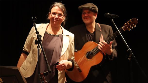 Das Bremer Duo Mrs. Zambesi sorgt beim Neujahrsempfang der Stadt Zeven für Musik.