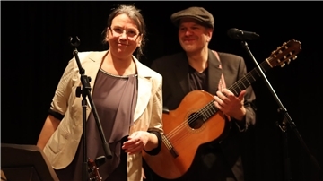 Das Bremer Duo Mrs. Zambesi sorgt beim Neujahrsempfang der Stadt Zeven für Musik.