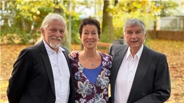 Das Bremerhavener Lesetrio (v. l. n. r.) Martin Kemner, Susanne Schwan und Dirk Böttger feiert 25.Jubiläum