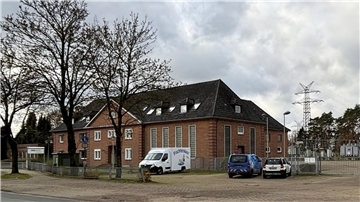 Das Bremervörder Umspannwerk, das sich im Ortsteil Engeo zwischen Gnarrenburger Straße und Altem Kirchweg befindet, wurde in den 1960er Jahren gebaut. Nun soll hinter dem ehemaligen Stadtwerkegebäude ein neues Umspannwerk entstehen.