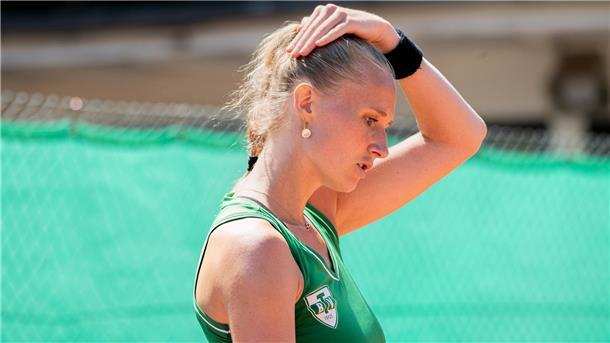 Eine Tennisspielerin geht niedergeschlagen vom Platz.