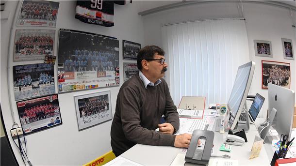 Das Büro von Alfred Prey ist mit vielen Bildern und Erinnerungsstücken von den Fischtown Pinguins geschmückt.