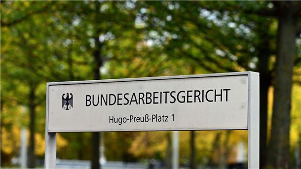 Vergleich mit Spitzenverdiener? - Urteil stärkt Frauenrechte Das Bundesarbeitsgericht stärkt die Rechte von Frauen bei Streit um die gleiche Bezahlung wie Männer (Illustration)