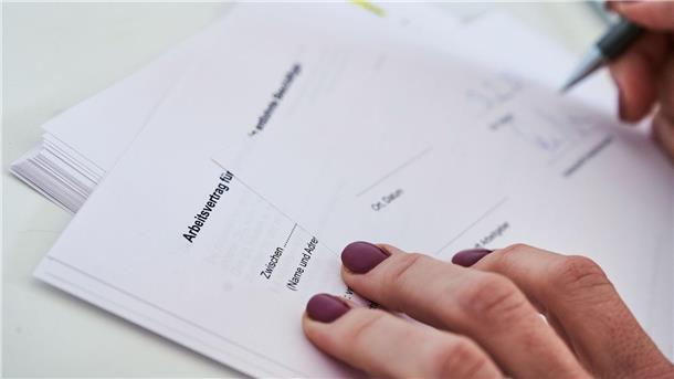 Das Bundesarbeitsgericht verhandelt in Erfurt einen Fall, bei dem es um die Benachteiligung einer Frau bei der Bezahlung im Job geht.